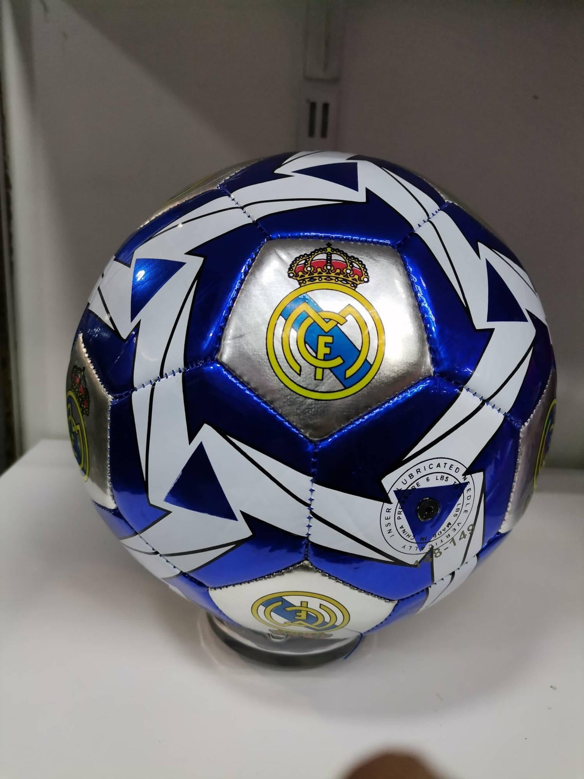 Lopta Real Madrid namenjena dečjoj fudbalskoj igri.