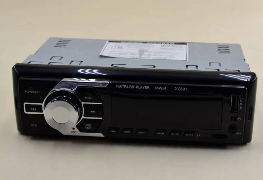 MI-2035BT je auto-radio sa digitalnim displejem i daljinskim upravljačem.