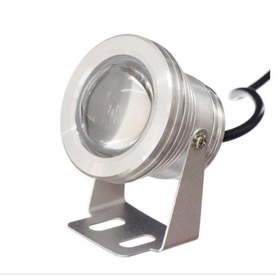 Prikazana je RGB LED lampa uz koju se dobija daljinski upravljač za promenu boja.
