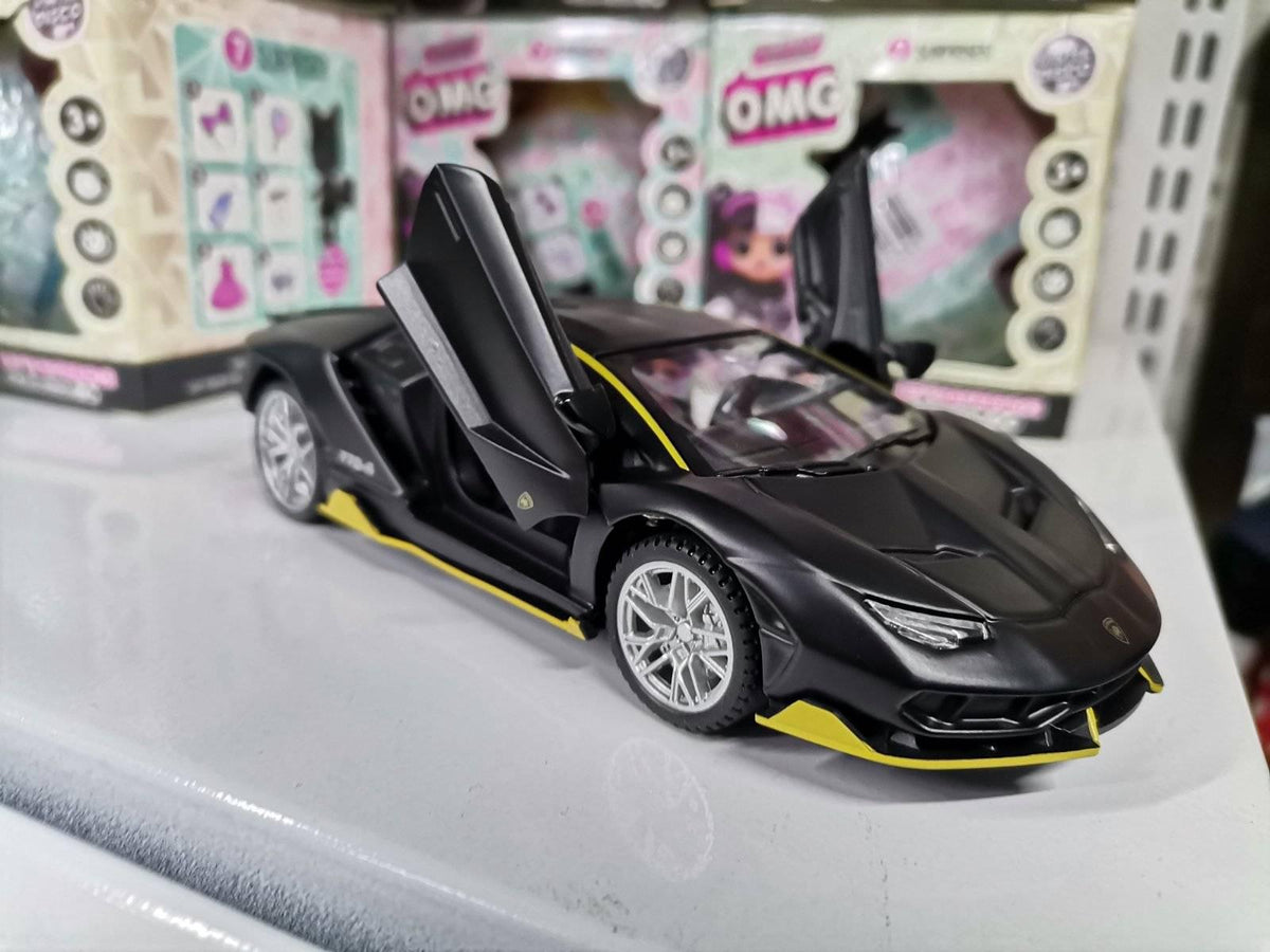 Lamborghini Aventador autić dužine 15 cm.