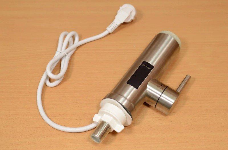 Inox slavina sa grejačem za upotrebu uz sudoperu ili lavabo.