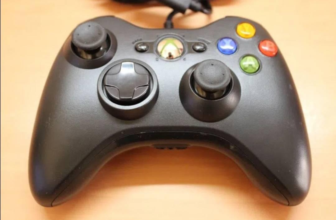 Crna karirana izvedba kontrolera za Xbox 360 sa kablovskom vezom.