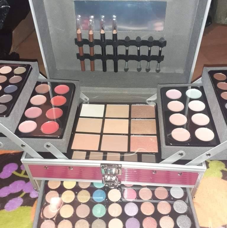 Set PRODAVANI namenjen šminkanju predstavljen je u koferu.