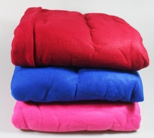 Prikaz Snuggie proizvoda u obliku ćebeta sa rukavima.