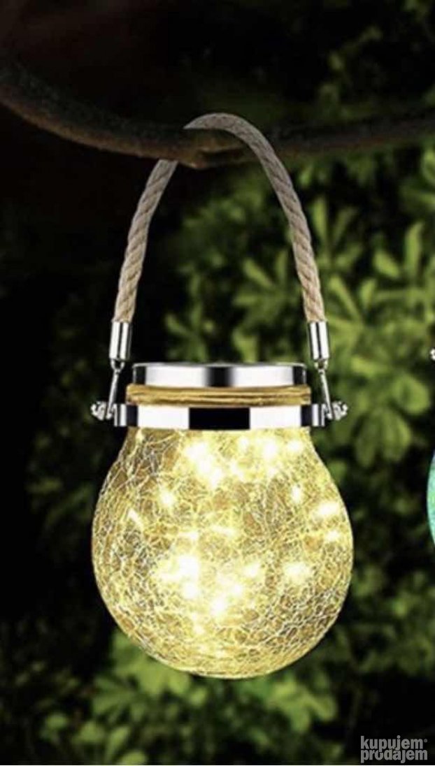 Set sadrži dve lampe u teglama koje koriste energiju sunca.