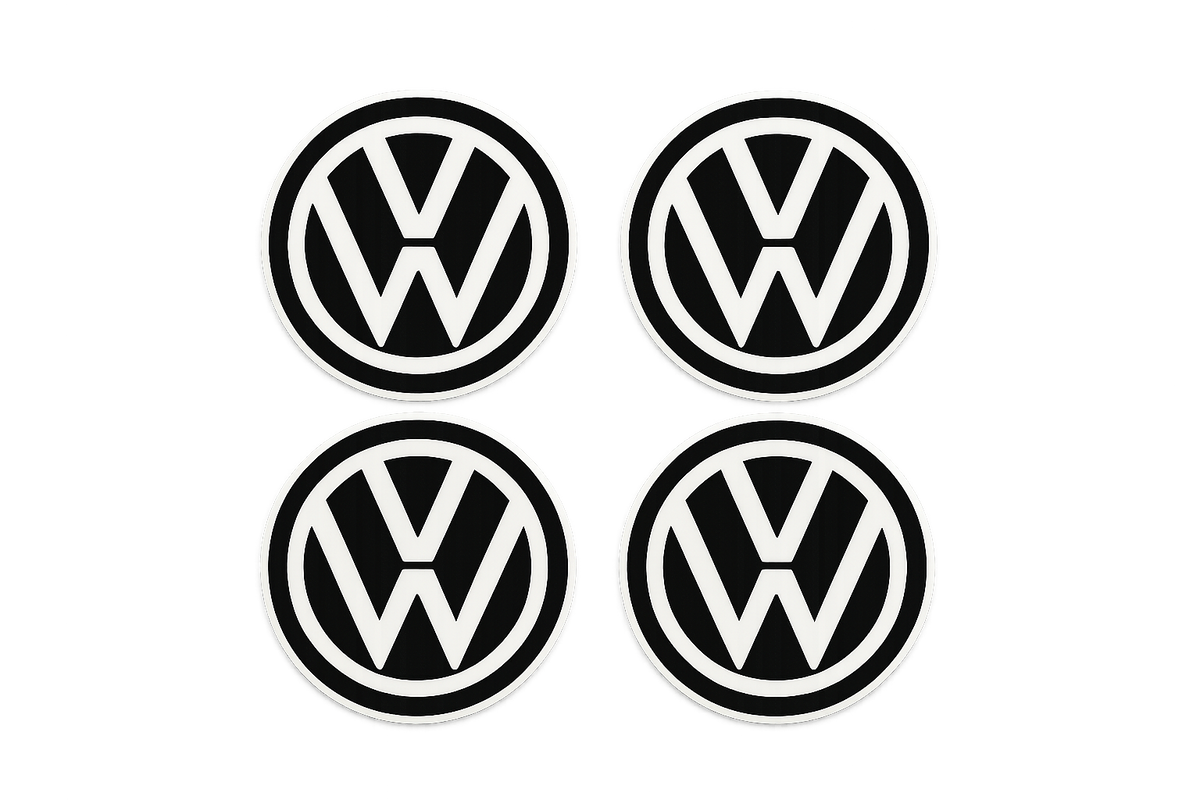 Beli set nalepnica za felne sa VW logotipom prikazan je kao auto-dekoracija.