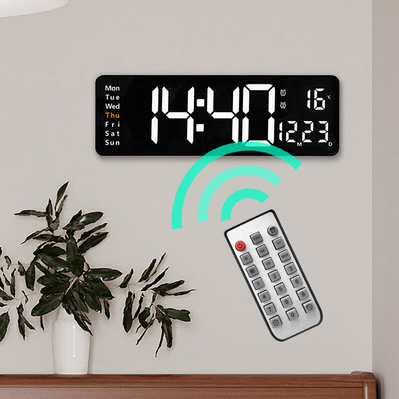 Digitalni LED sat za zid, crne boje i izrađen od kamena.