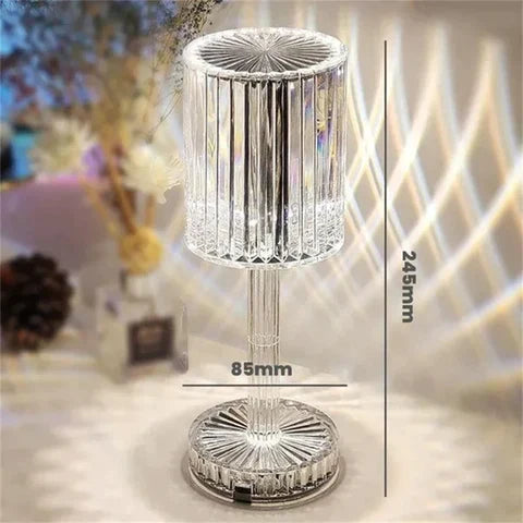 Kristalna stona lampa prepoznatljive cilindrične forme.