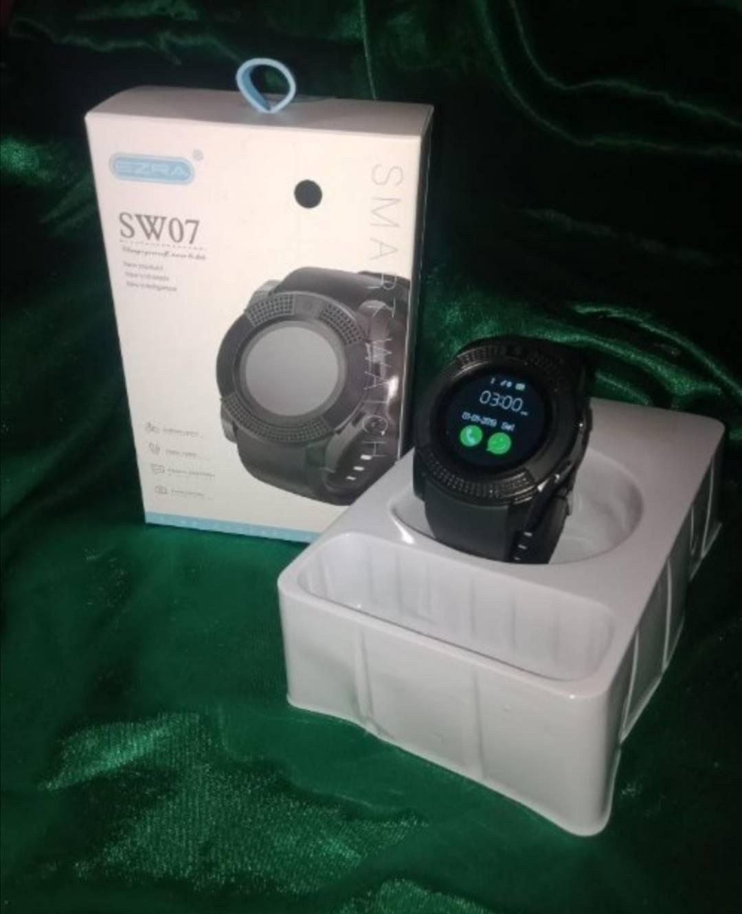 Pametni sat koji se povezuje sa telefonom putem Bluetooth veze.