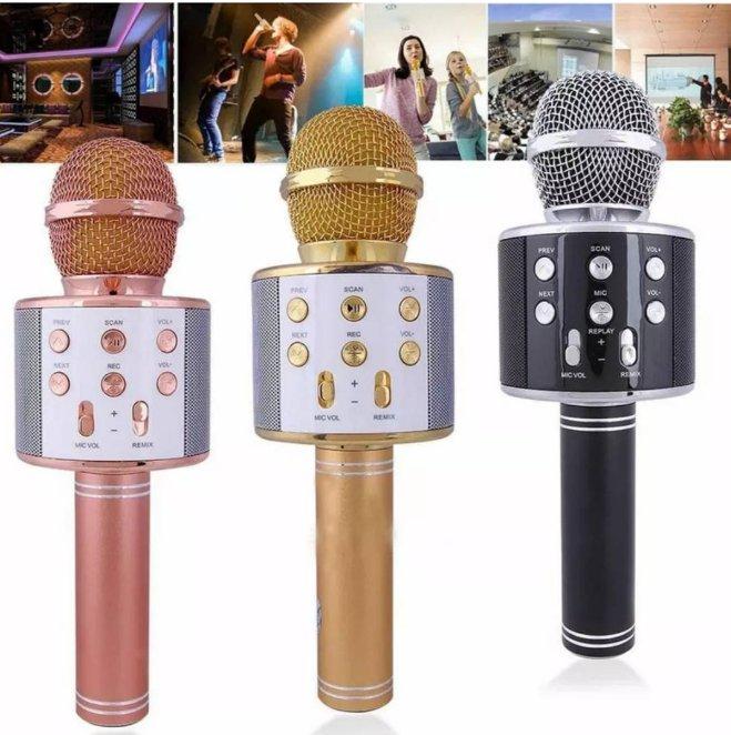 Karaoke mikrofon sa ugrađenim zvučnikom za pevanje uz muziku.