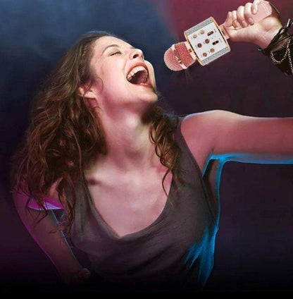 Bežični mikrofon namenjen karaoke pevanju uz Bluetooth muziku.