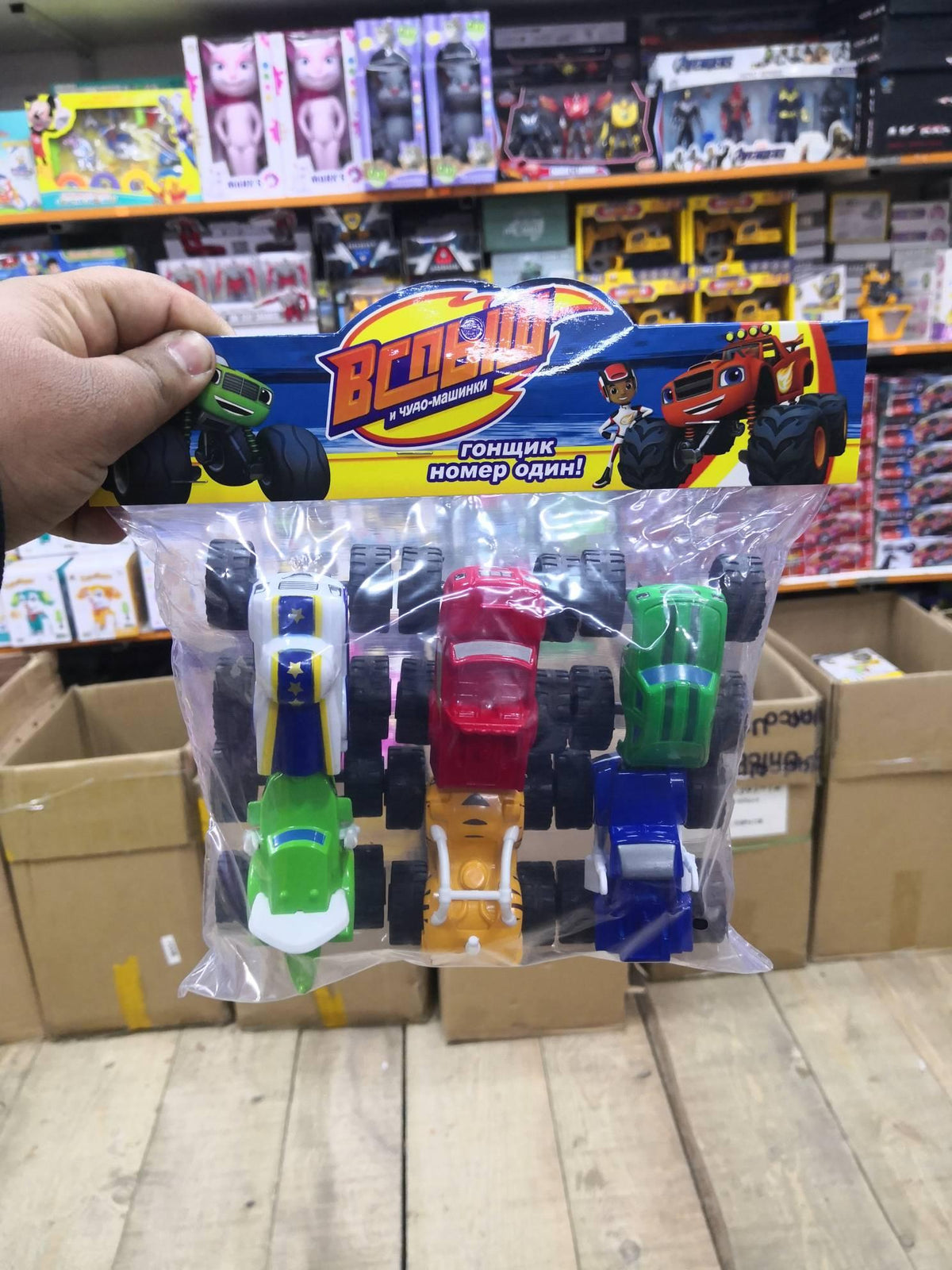 Šest vozila od plastike predstavljeno kao set u blister pakovanju.