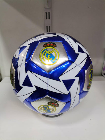 Dečija fudbalska lopta sa motivom Real Madrida.