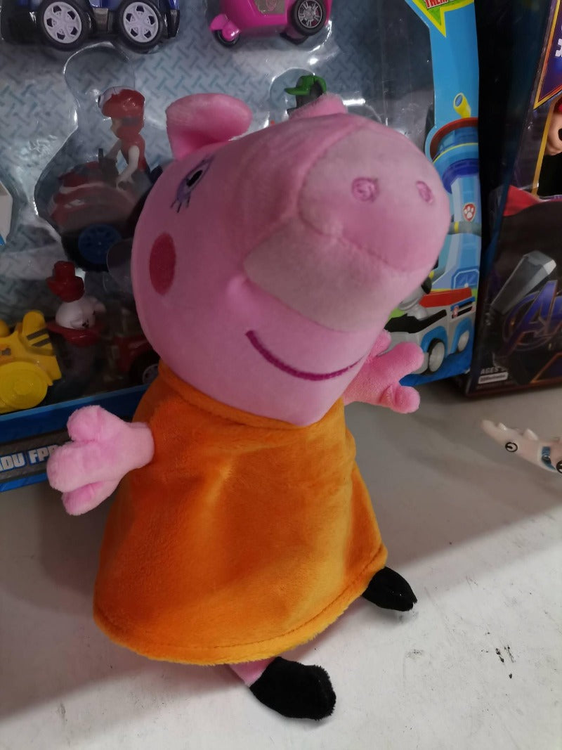 Plišani likovi iz porodice Pepe Prase dostupni u kompletu.