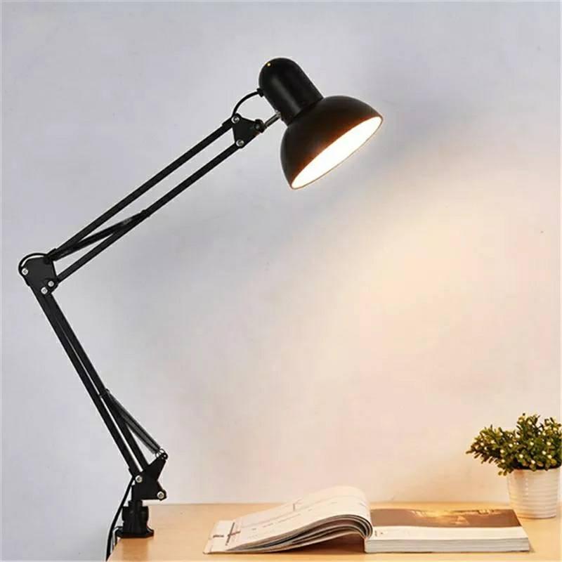 Lampa za sto sa fleksibilnim delom za usmeravanje svetla.