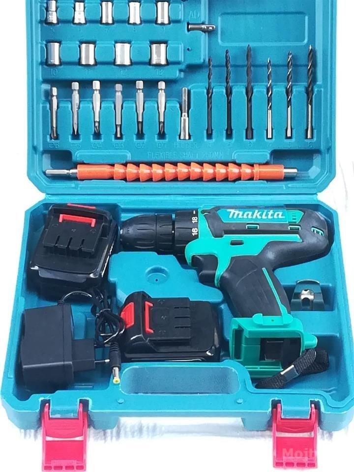 Aku bušilica-šrafilica od 24 V prikazana uz pribor i fabrički kofer.