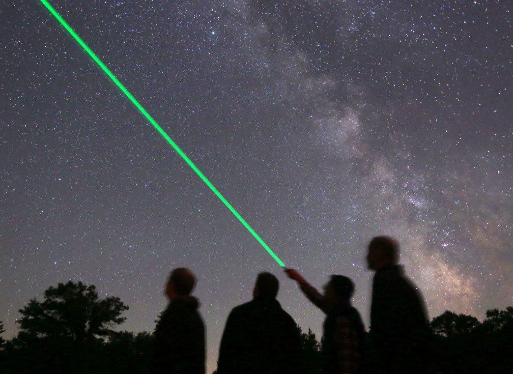 Laserski pokazivač snage 1000 mW u crnoj boji.