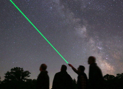 Laserski pokazivač snage 1000 mW u crnoj boji.