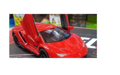 Automobil igračka sa vratima koja se otvaraju.