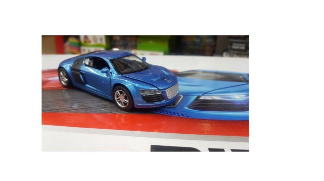 Metalni automobil sa zvukom motora i svetlima.