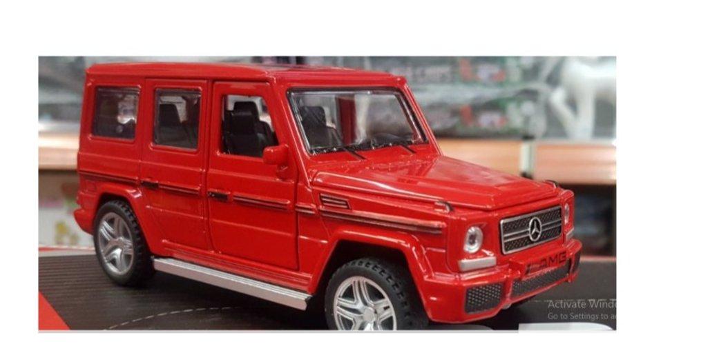 Model automobila sa otvorivim vratima i zvučnim efektima.