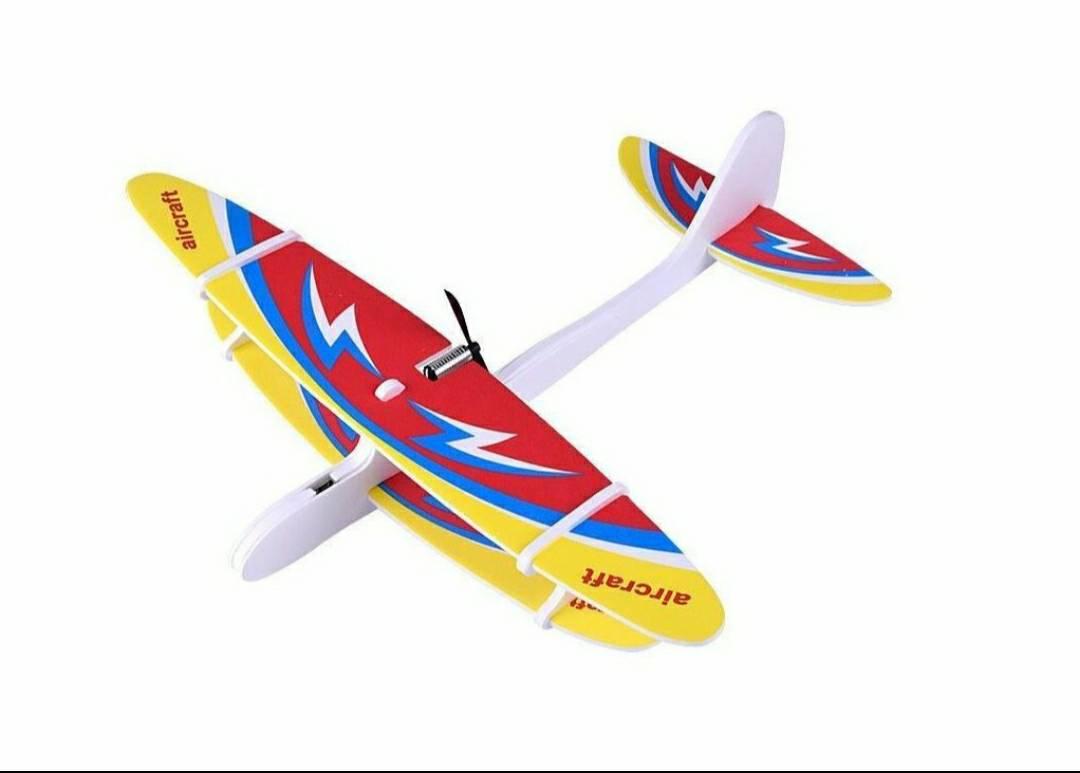 Igračka avion sa motorom i punjivom baterijom.