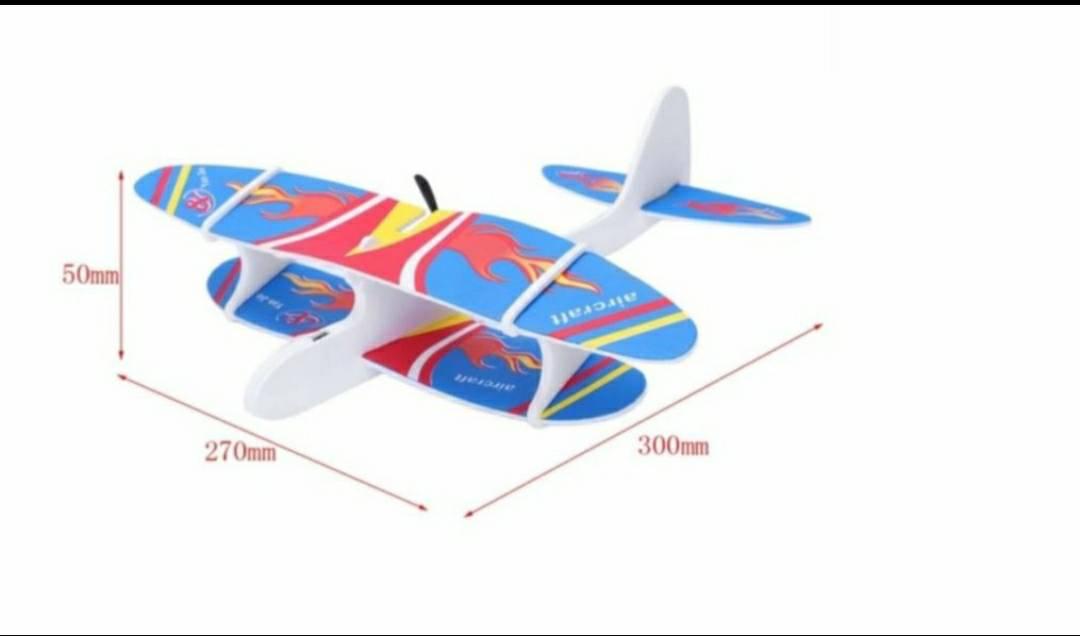 Avion igračka koji se sklapa i pokreće pritiskom na dugme.