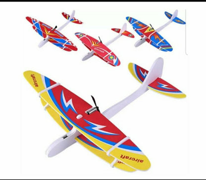 Igračka avion sa USB kablom za punjenje baterije.