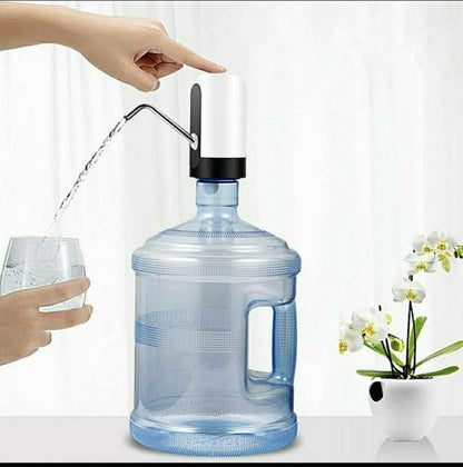 Pumpa za točenje vode sa crevom dužine 55 cm.