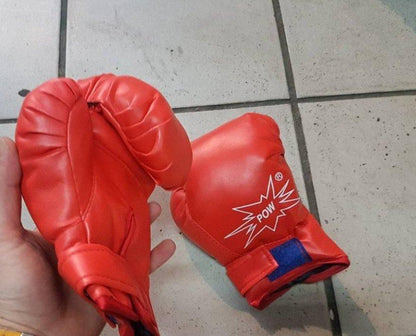 Rukavice za dečji boks sa mekše ispunjenim prednjim delom.
