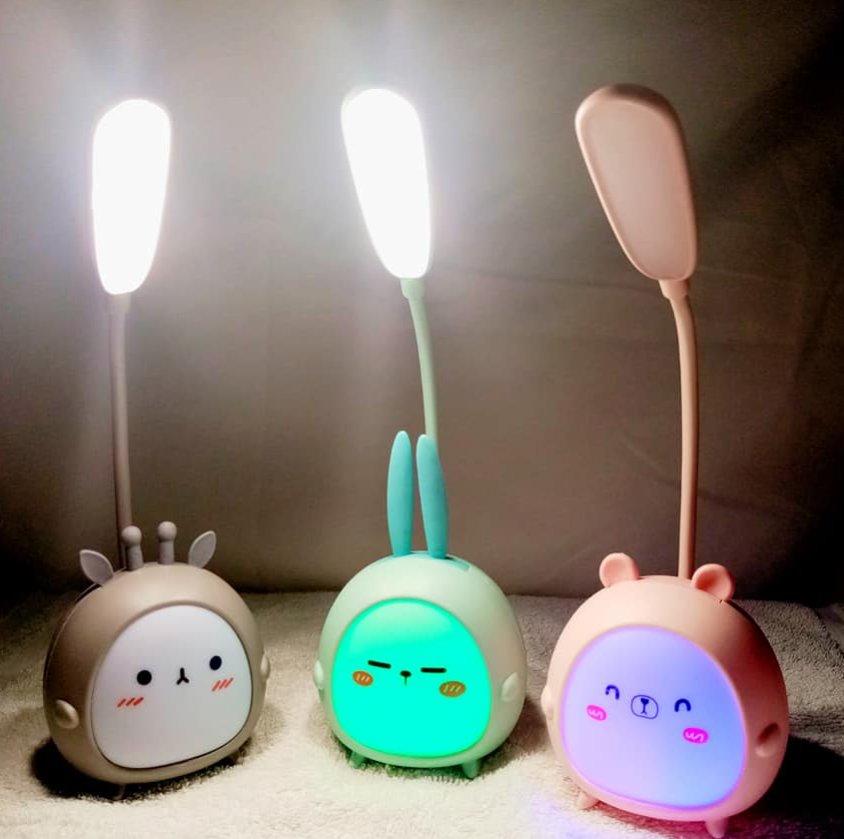 Stona LED lampa sa savitljivim vratom za usmeravanje svetla.