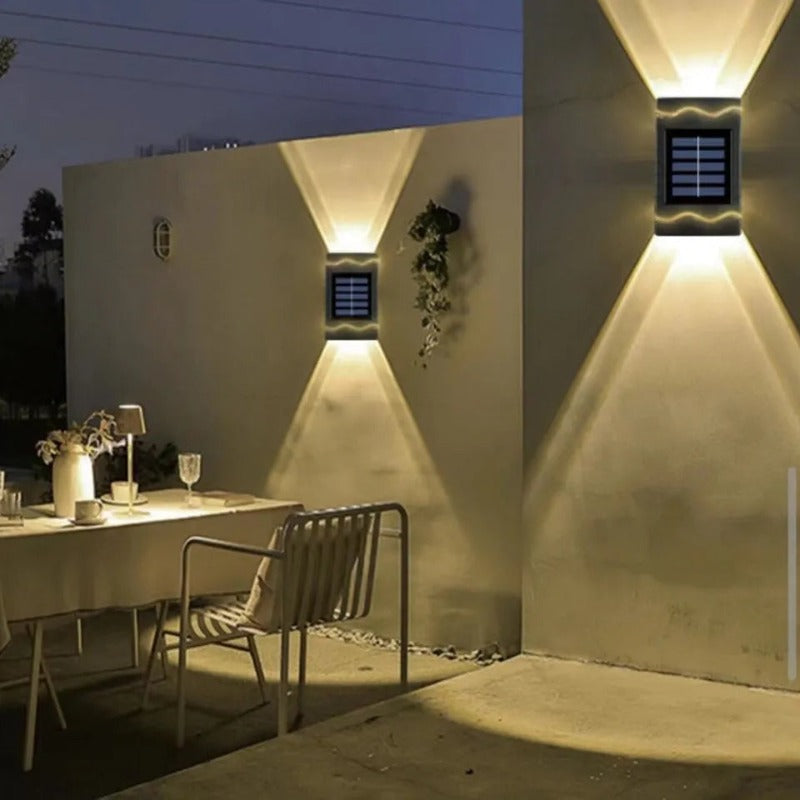 Četiri zidne solarne lampe namenjene dekorativnom osvetljenju dvorišta.
