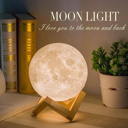 Lampa u obliku meseca sa drvenim postoljem.