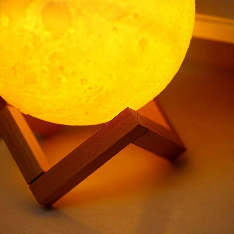 Lampa u obliku meseca sa nežnim belim osvetljenjem.