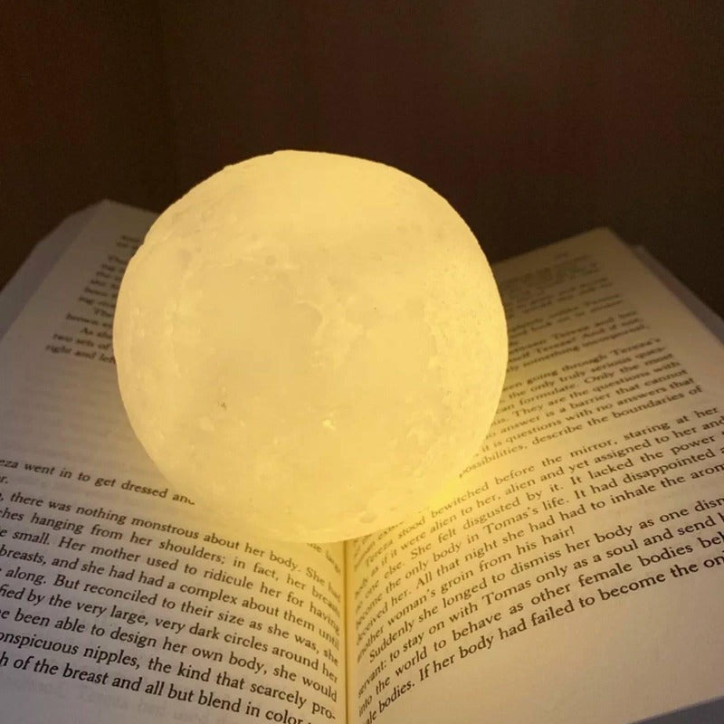 Dekorativni mesečev oblik lampe na drvenom postolju.