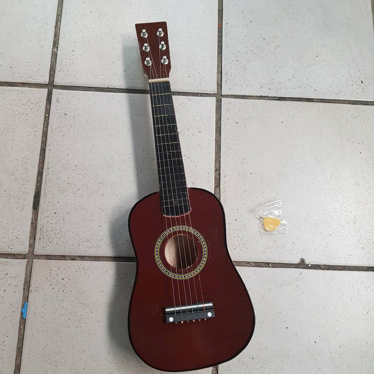 Gitara za decu u tri boje, namenjena uzrastu od 3 godine naviše.