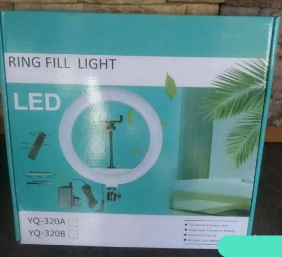 Studio LED svetlo prečnika 30 cm izrađeno od metala i plastike.