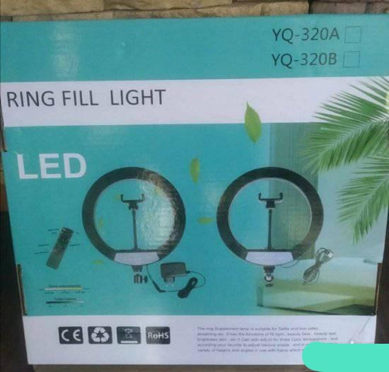 Prstenasto LED osvetljenje sa stalkom, namenjeno povezivanju na AC napajanje.