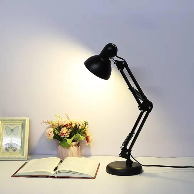 Stona lampa za osvetljavanje radne površine.