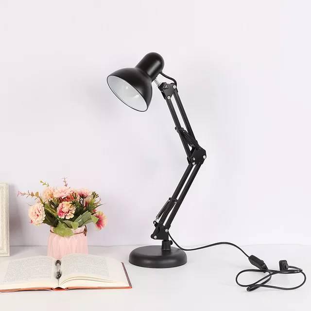 Fleksibilna radna lampa koja može da se postavi na postolje.