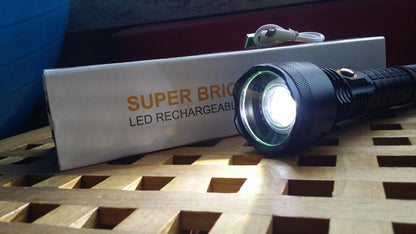 LED baterijska lampa Police T6 sa podesivim snopom svetlosti.