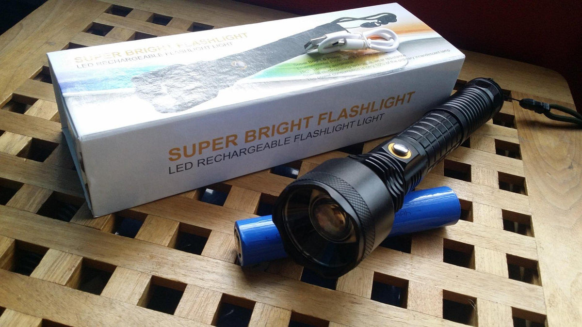 Police T6 LED lampa namenjena ručnom osvetljavanju.