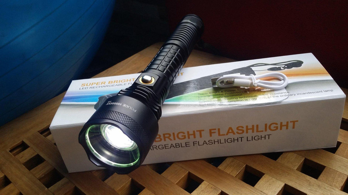 Ručna LED baterijska lampa Police T6 dužine 24 cm.