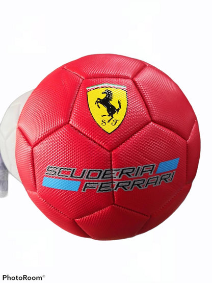 Crvena kožna fudbalska lopta Ferrari prikazana kao proizvod.