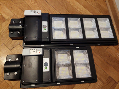 Solarni LED reflektor sa daljinskim upravljačem za upravljanje svetlom.