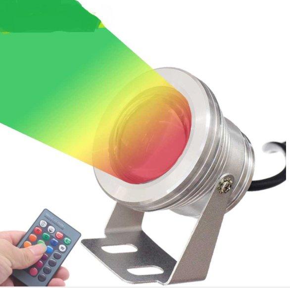 Prikazana je LED lampa koja pruža osvetljenje u RGB bojama.