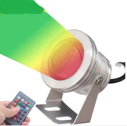 Prikazana je LED lampa koja pruža osvetljenje u RGB bojama.