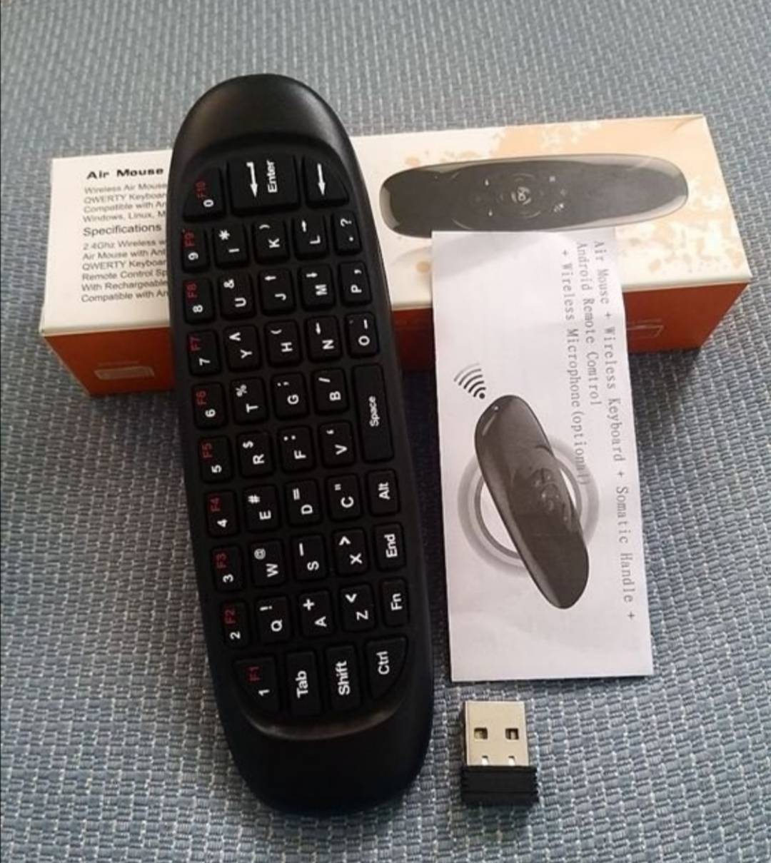 Na slici je prikazan bežični Air Mouse 3 u 1 za upravljanje uređajima.