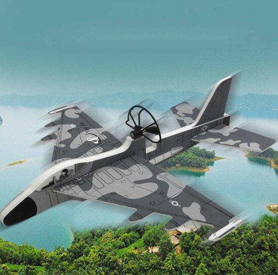 Avion igračka sa rotacijom od 360 stepeni.