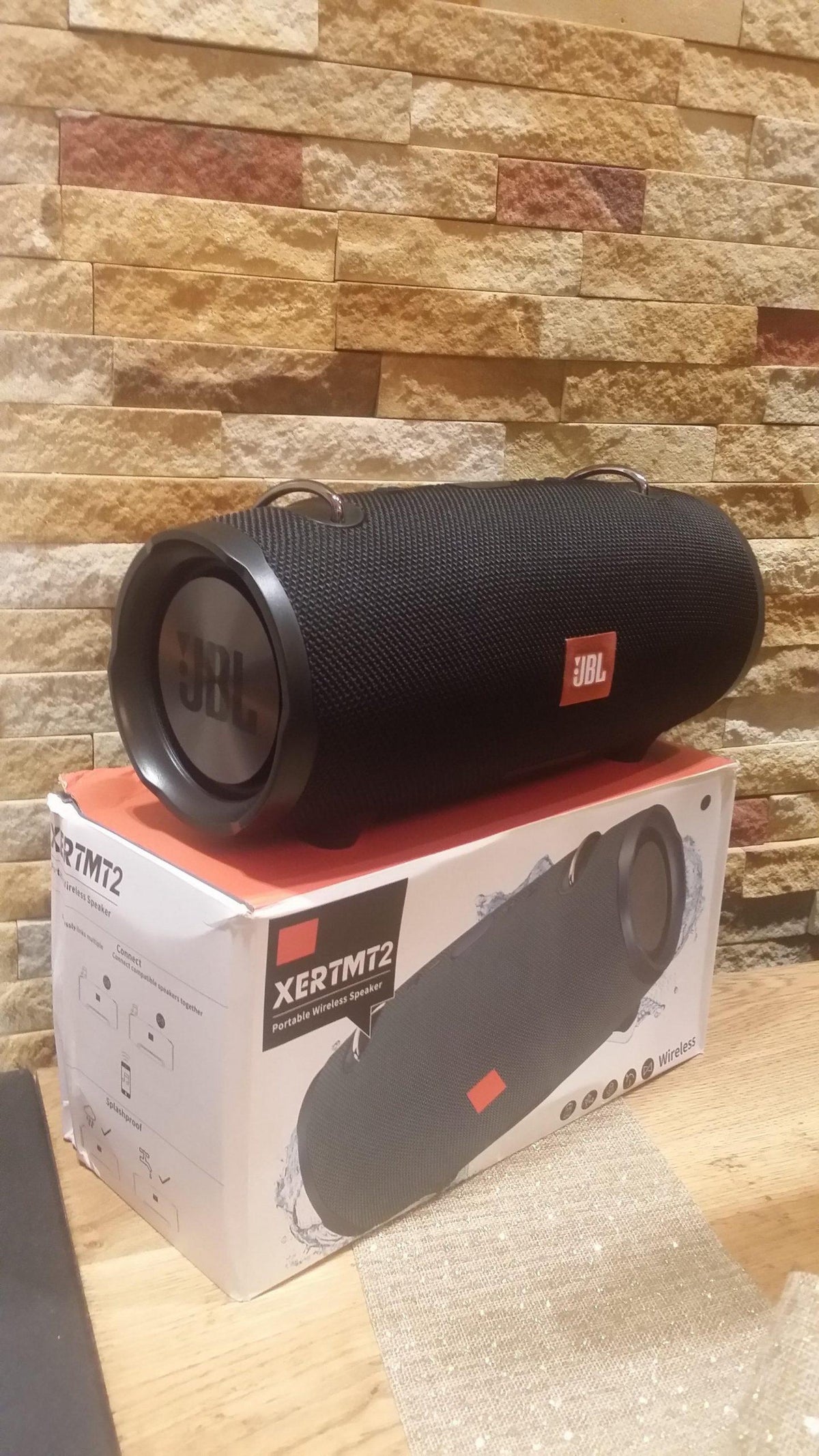 Prikaz prenosivog zvučnika JBL Extreme 2 veličine 30 cm.